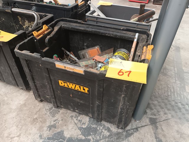 Lot 61 - gereedschapsbak dewalt met inhoud - afbeelding 2 van  3