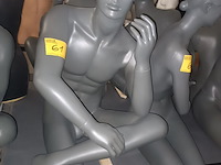 Lot 61 - grijze zittende paspop man - afbeelding 1 van  3
