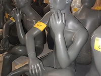 Lot 61 - grijze zittende paspop man - afbeelding 3 van  3