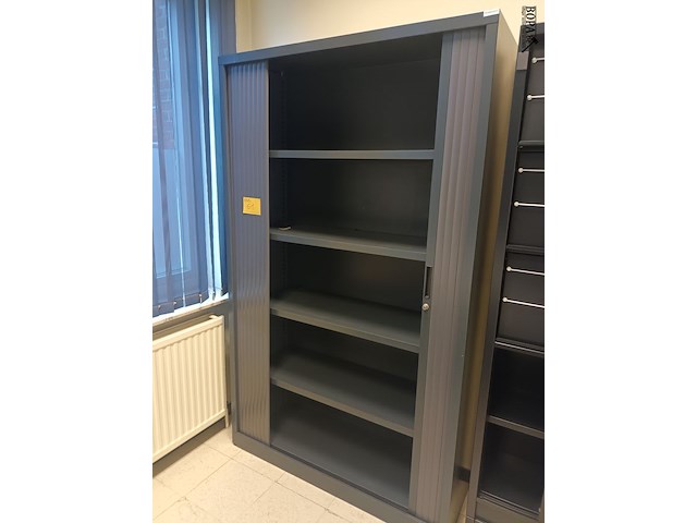 Lot 61 - hoge roldeurkast - afbeelding 1 van  2