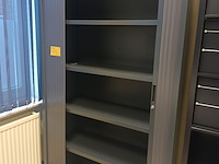 Lot 61 - hoge roldeurkast - afbeelding 1 van  2