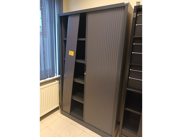 Lot 61 - hoge roldeurkast - afbeelding 2 van  2