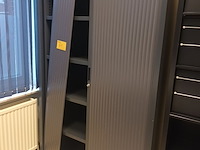 Lot 61 - hoge roldeurkast - afbeelding 2 van  2