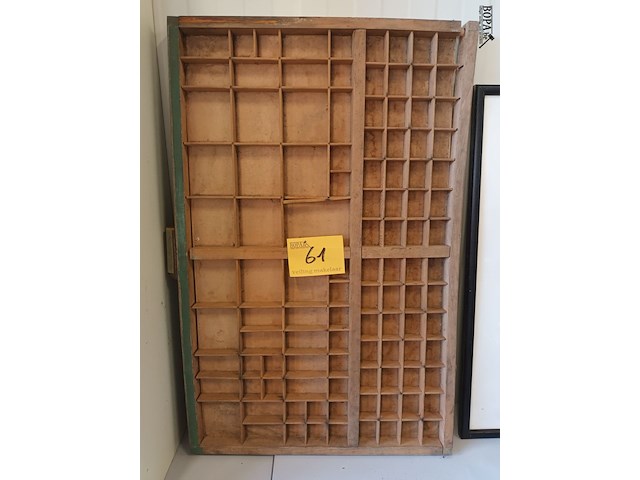 Lot 61 - houten letterbak - afbeelding 1 van  3