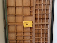 Lot 61 - houten letterbak - afbeelding 1 van  3