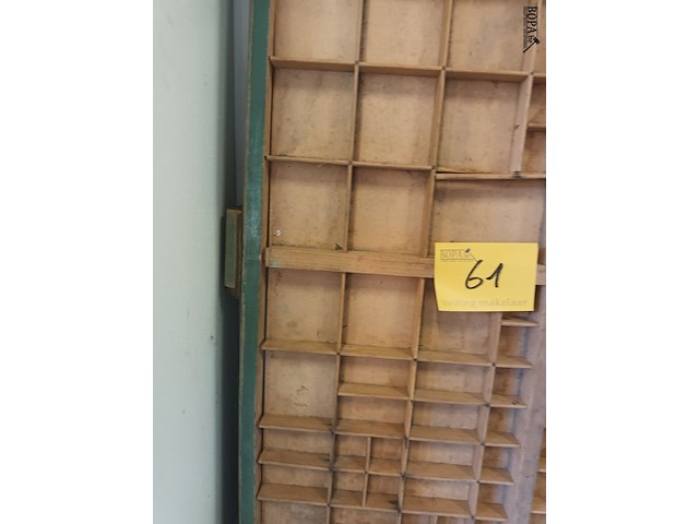 Lot 61 - houten letterbak - afbeelding 2 van  3