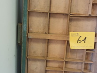 Lot 61 - houten letterbak - afbeelding 2 van  3