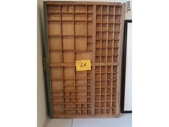Lot 61 - houten letterbak - afbeelding 3 van  3