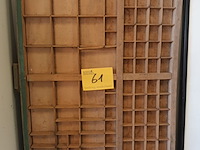 Lot 61 - houten letterbak - afbeelding 3 van  3