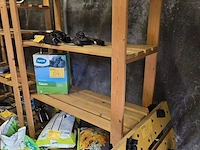 Lot 61 - houten rek 5 legplanken - afbeelding 2 van  2