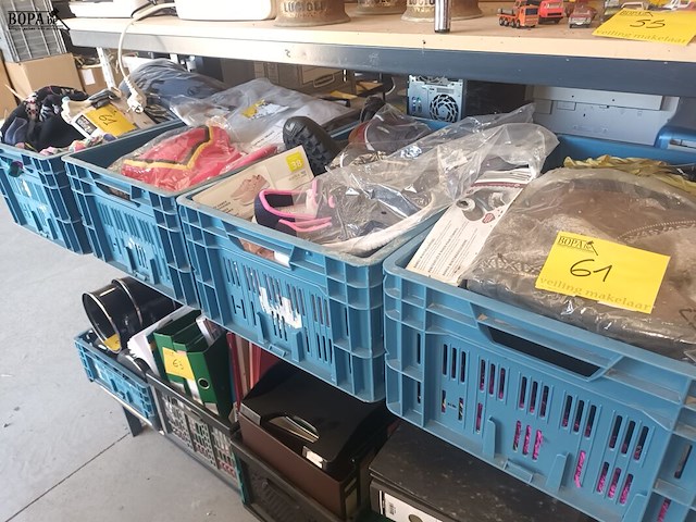 Lot 61 - kledij en schoenen. 4 bakken - afbeelding 1 van  5