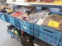 Lot 61 - kledij en schoenen. 4 bakken - afbeelding 1 van  5