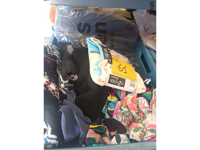 Lot 61 - kledij en schoenen. 4 bakken - afbeelding 2 van  5