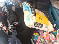 Lot 61 - kledij en schoenen. 4 bakken - afbeelding 2 van  5