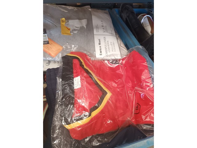 Lot 61 - kledij en schoenen. 4 bakken - afbeelding 3 van  5