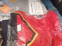 Lot 61 - kledij en schoenen. 4 bakken - afbeelding 3 van  5