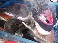 Lot 61 - kledij en schoenen. 4 bakken - afbeelding 4 van  5