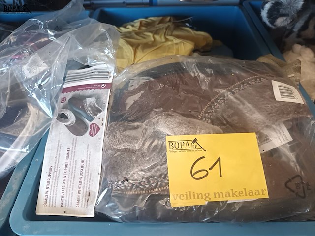Lot 61 - kledij en schoenen. 4 bakken - afbeelding 5 van  5