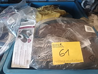Lot 61 - kledij en schoenen. 4 bakken - afbeelding 5 van  5