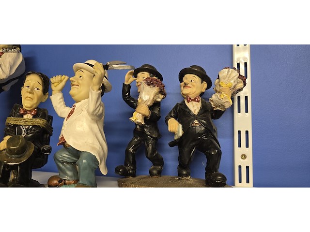 Lot 61 - laurel & hardy beeldjes 3 stuks - afbeelding 4 van  4