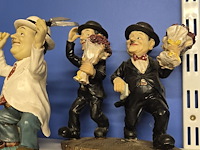 Lot 61 - laurel & hardy beeldjes 3 stuks - afbeelding 4 van  4