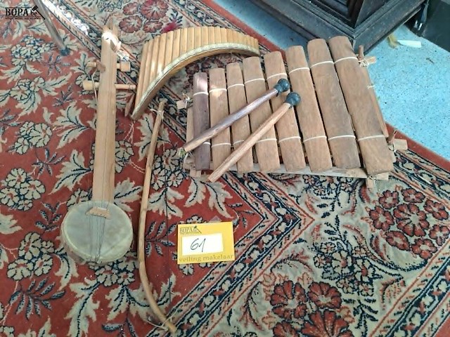 Lot 61 - lot handgemaakte muziekinstrumenten - pamfluit - gitaar en s - afbeelding 1 van  4