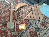 Lot 61 - lot handgemaakte muziekinstrumenten - pamfluit - gitaar en s - afbeelding 1 van  4