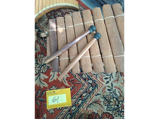 Lot 61 - lot handgemaakte muziekinstrumenten - pamfluit - gitaar en s - afbeelding 2 van  4
