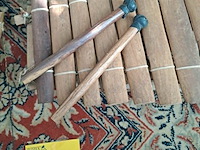 Lot 61 - lot handgemaakte muziekinstrumenten - pamfluit - gitaar en s - afbeelding 2 van  4