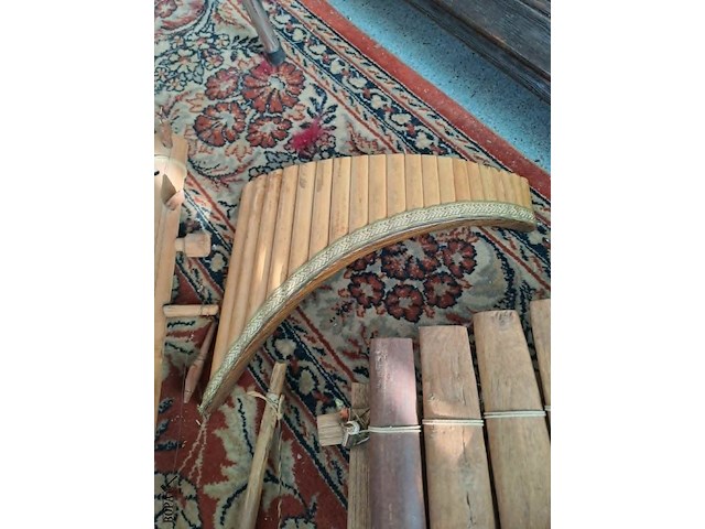Lot 61 - lot handgemaakte muziekinstrumenten - pamfluit - gitaar en s - afbeelding 3 van  4