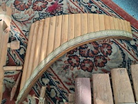Lot 61 - lot handgemaakte muziekinstrumenten - pamfluit - gitaar en s - afbeelding 3 van  4