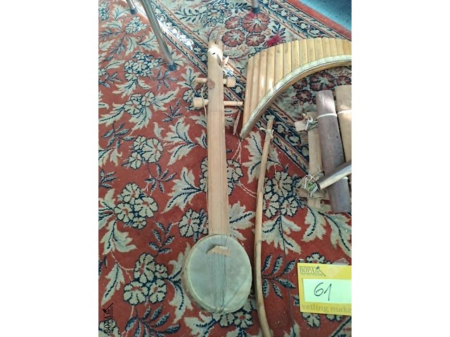 Lot 61 - lot handgemaakte muziekinstrumenten - pamfluit - gitaar en s - afbeelding 4 van  4