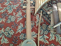 Lot 61 - lot handgemaakte muziekinstrumenten - pamfluit - gitaar en s - afbeelding 4 van  4