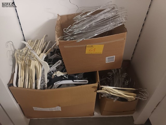 Lot 61 - lot kleerhangers - afbeelding 1 van  4