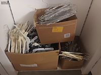 Lot 61 - lot kleerhangers - afbeelding 1 van  4