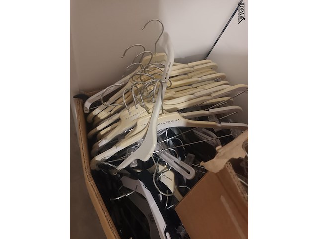 Lot 61 - lot kleerhangers - afbeelding 2 van  4