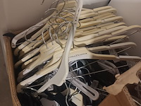 Lot 61 - lot kleerhangers - afbeelding 2 van  4