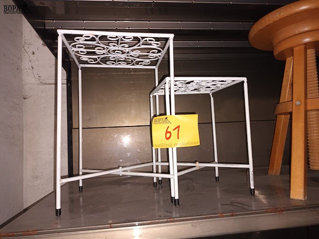 Lot 61 - metalen bijzettafeltjes. 2 stuks - afbeelding 1 van  3