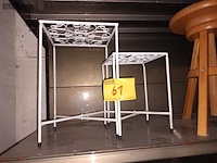 Lot 61 - metalen bijzettafeltjes. 2 stuks - afbeelding 1 van  3