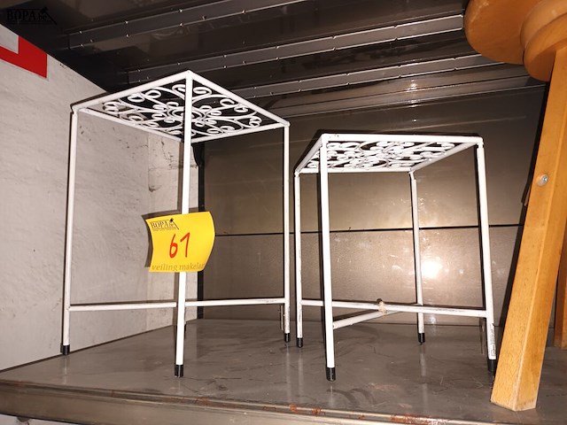 Lot 61 - metalen bijzettafeltjes. 2 stuks - afbeelding 2 van  3