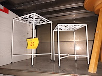 Lot 61 - metalen bijzettafeltjes. 2 stuks - afbeelding 2 van  3