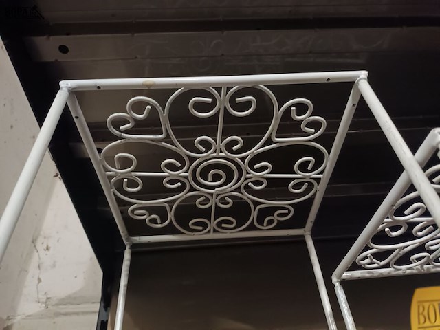 Lot 61 - metalen bijzettafeltjes. 2 stuks - afbeelding 3 van  3