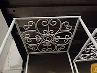 Lot 61 - metalen bijzettafeltjes. 2 stuks - afbeelding 3 van  3