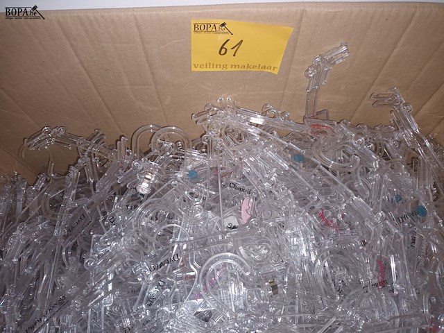 Lot 61 - plastieken kleerhangers. 1 doos - afbeelding 1 van  3