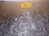 Lot 61 - plastieken kleerhangers. 1 doos - afbeelding 1 van  3