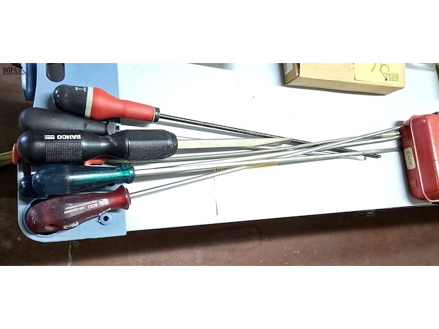 Lot 61 - schroevendraaiers extra lang 6 stuks en veer - afbeelding 1 van  2