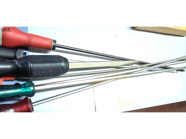 Lot 61 - schroevendraaiers extra lang 6 stuks en veer - afbeelding 2 van  2