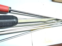 Lot 61 - schroevendraaiers extra lang 6 stuks en veer - afbeelding 2 van  2