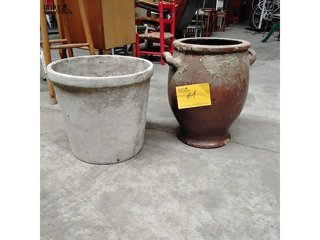 Lot 61 - set van 2 bloempotten buiten - afbeelding 1 van  1