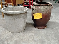 Lot 61 - set van 2 bloempotten buiten - afbeelding 1 van  1